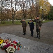 zolnierze pamietaja o przeszlosci w dniu 1 listopada 2